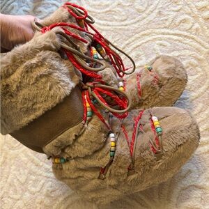 Cozy Faux Fur STEVE MADDEN Beaded Lace-Up Winter Boots - Tan sz 10